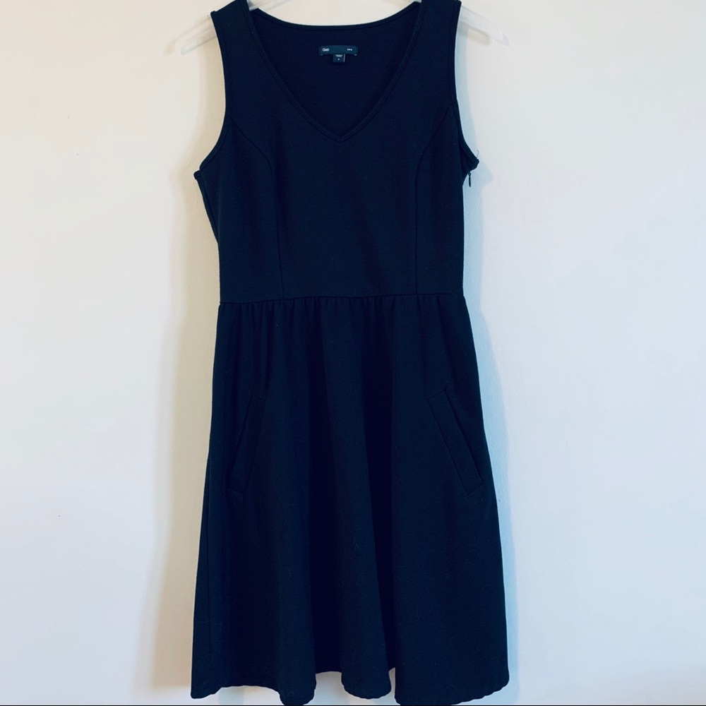 Gap sleeveless dress with pockets. Size 4